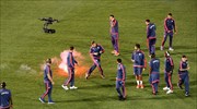 Ντέρμπι «αιωνίων»: Φωτοβολίδα χτύπησε τον Φινμπόγκασον