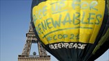 Αερόστατο της Greenpeace κοντά στον Πύργο του Άιφελ 