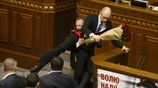 Ουκρανία: Σηκωτός απομακρύκθηκε ο πρωθυπουργός από το βήμα της Βουλής