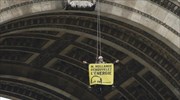 Ακτιβισμός της Greenpeace και συλλήψεις στην Αψίδα του Θριάμβου