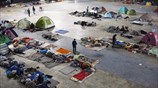 Μετανάστες στο κλειστό γήπεδο του Ταε Κβον Ντο