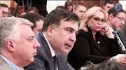 O Ουκρανός υπουργός Εσωτερικών Αρσέν Αβάκοφ ρίχνει νερό στον Σαακασβίλι