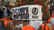 Έβαλαν σωσίβια στο χριστουγεννιάτικο δέντρο στο Σύνταγμα