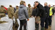 Στις πλημμυρισμένες περιοχές της Αγγλίας ο Κάμερον
