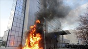 Μολότοφ και φωτιές στο κτήριο της κυβέρνησης στο Κόσοβο