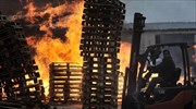 Περιορίστηκε η φωτιά στο εργοστάσιο χαρτιού στην Αρχαία Κόρινθο