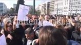 Οι δικηγόροι καίνε τους διορισμούς τους μπροστά στη Βουλή