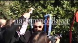 Δικηγόροι έδεσαν τις γραβάτες τους σε δέντρα έξω από τη Βουλή