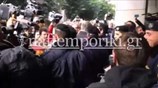 Μέλη της ΠΟΕΔΗΝ επιχειρούν να εισέλθουν στο υπουργείο Οικονομικών