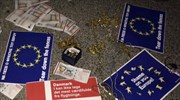 Διαμαρτυρία και ψεύτικα κοσμήματα έξω από την πρεσβεία της Δανίας
