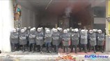 Πέταξαν ντομάτες στα ΜΑΤ