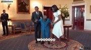 Γυναίκα 106 ετών χορεύει με τους Ομπάμα