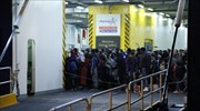 Στον Πειραιά «δένει» πλοίο με 1.130 πρόσφυγες και μετανάστες