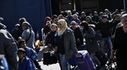 Σχέδιο επιβράδυνσης της μεταφοράς προσφύγων από τα νησιά