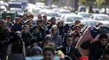 Πρόσφυγες κατευθύνονται στον Πειραιά μέσω της παραλιακής λεωφόρου