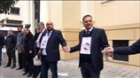 Ανθρώπινη αλυσίδα από δικηγόρους στο δικαστικό μέγαρο Πάτρας