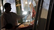 Λόγω κρίσης οι κρεοπώλες στη Βαρβάκειο δεν μοίρασαν δωρεάν ψημένο κρέας
