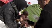 Νεογέννητο προσφυγόπουλο κάνει το πρώτο του μπάνιο στην Ειδομένη