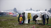 Νεαρή Σύρια έπαιξε πιάνο στην Ειδομένη έχοντας στο πλευρό της τον Άι Γουέι Γουέι