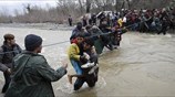 Εκατοντάδες πρόσφυγες περνούν στην ΠΓΔΜ μέσω ορμητικών χειμάρρων