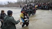 Εκατοντάδες πρόσφυγες περνούν στην ΠΓΔΜ μέσω ορμητικών χειμάρρων
