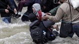 Πέρασμα εκατοντάδων προσφύγων στην ΠΓΔΜ μέσω ορμητικών χειμάρρων