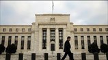 Fed: Σταθερά τα επιτόκια, χαμηλώνει ο πήχης για νέες αυξήσεις