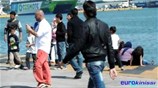 Πρόσφυγες κάνουν μπάνιο στα νερά του λιμανιού - Επενέβη το λιμενικό