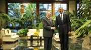 Άρχισε η ιστορική συνάντηση Ομπάμα - Ραούλ Κάστρο
