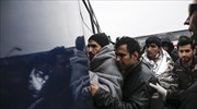 Μετανάστες και πρόσφυγες αρνούνται να μπουν σε πούλμαν στον Πειραιά