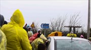 Διαμαρτυρία προσφύγων με «μπλόκο» στην αερογέφυρα του Πολυκάστρου
