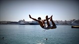 Η καθημερινότητα των προσφύγων στο λιμάνι του Πειραιά