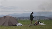 Ειδομένη: Αγρότης άρχισε να οργώνει το χωράφι του ανάμεσα στις σκηνές των προσφύγων