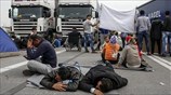Ειδομένη: Με αποκλεισμούς δρόμων αντιδρούν οι πρόσφυγες στο κλείσιμο των συνόρων