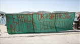Ελλάδα: Στα δύο χωρίστηκε το λιμάνι της Χίου - Ένταση στον Πειραιά