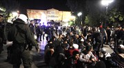 «Ηλεκτρισμένη» η κατάσταση στον Πειραιά - Πρόσφυγες πήγαν στο Σύνταγμα με την πρόθεση να κατασκηνώσουν