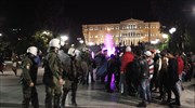 Επιστρέφουν στο λιμάνι του Πειραιά από το Σύνταγμα οι πρόσφυγες και μετανάστες