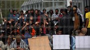 Μετανάστες συνεχίζουν την κατάληψη μέρους της εισόδου του hot spot της Μόριας