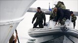 Λέσβος: Αλληλέγγυοι βούτηξαν στη θάλασσα για να εμποδίσουν την επαναπροώθηση μεταναστών