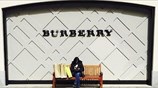 Burberry: Σκληρά διλήμματα για τον Κρίστοφερ Μπέιλι