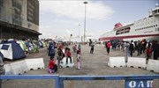 Σφραγίδα στα έγγραφα διαμενόντων στον Πειραιά προς αποτροπή νέων αφίξεων