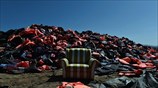 Χωματερή από σωσίβια μεταναστών στη Λέσβο