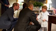 Ο μικρός πρίγκιπας Τζορτζ υποδέχθηκε τον Ομπάμα με… τη ρόμπα του