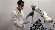 Ένα βήμα πιο κοντά στις αυτόματες εγχειρήσεις: Ράμματα ακριβείας από ρομποτικό χειρουργό