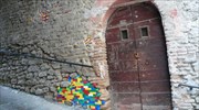 Επιδιορθώνει τοίχους με Lego