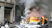 Πυρπόλησαν περιπολικό στο Παρίσι