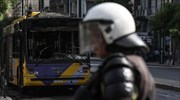 Ομάδα ατόμων πυρπόλησε τρόλεϊ έξω από το Πολυτεχνείο
