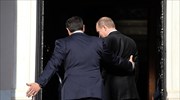 Neue Zürcher Zeitung: Ο Τσίπρας καλοπιάνει τον Πούτιν