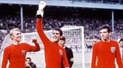 Στο «σφυρί» η θρυλική φανέλα του Geoff Hurst