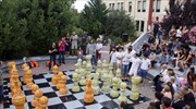 Λέσβος: «Σκακιέρα του Κόσμου» από χαρτί και σωσίβια προσφύγων